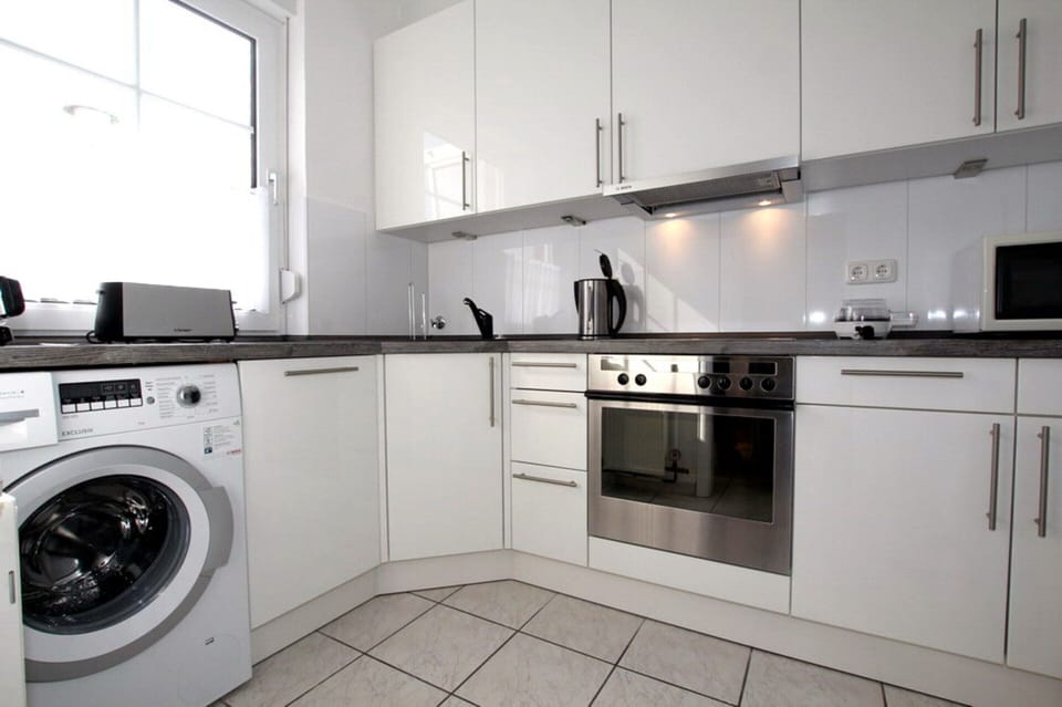 Bungalow | Private kitchen | Electric kettle, toaster