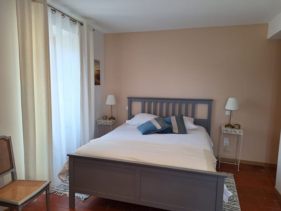 Room rosewood | Premium bedding, Select Comfort beds, individually decorated
