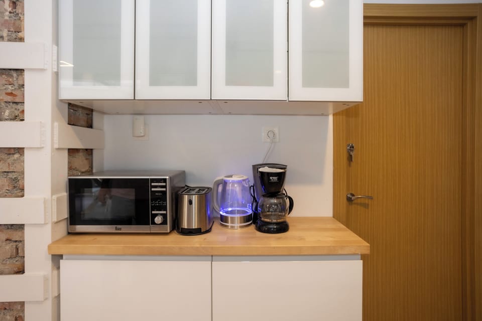 Deluxe Villa, City View | Private kitchen | Fridge, microwave, oven, stovetop
