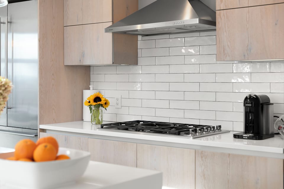 Enjoy coffee or dinner in this impressive kitchen. Book now!