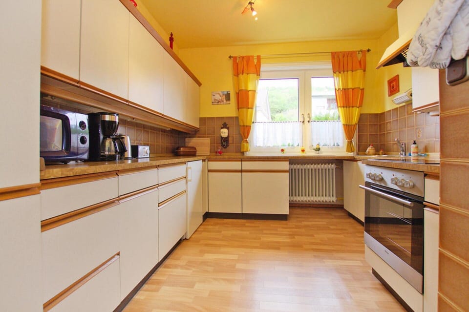 House | Private kitchen | Stovetop, electric kettle, toaster, highchair
