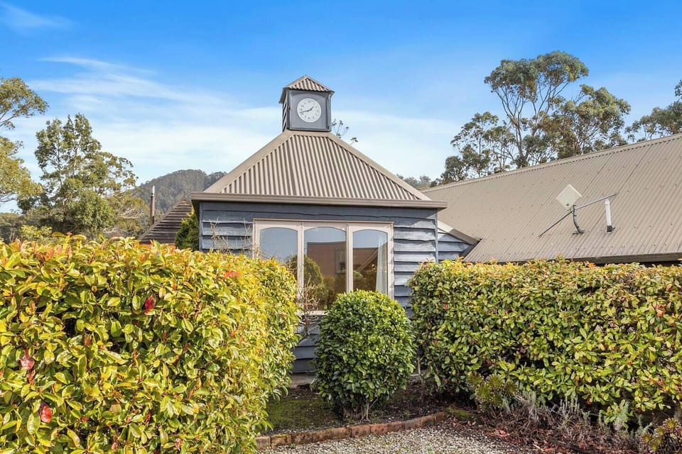 Herons Vineyard is a great base for a 40-minute drive to the Huon Valley, renowned for its wineries, fresh produce, and spectacular scenery.
