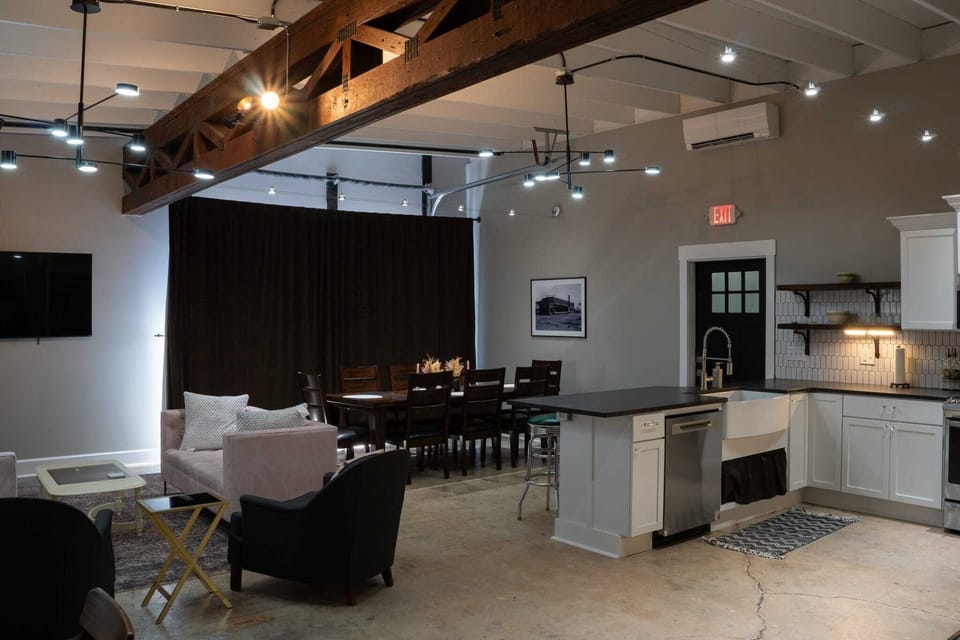 Step free LR, DR, Kit, High ceilings with beams