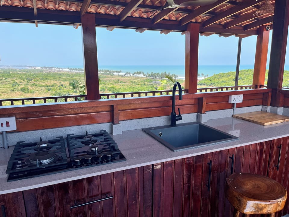 Single Room, Beach View | Private kitchen | Fridge, microwave, oven, cookware/dishes/utensils