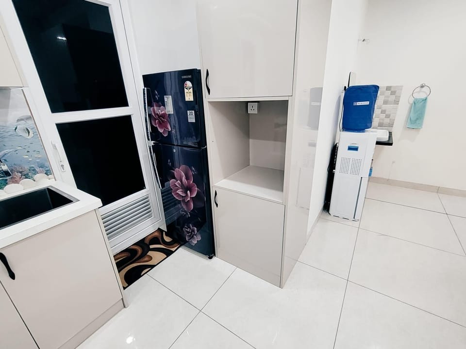 Apartment | Private kitchen | Fridge, microwave, oven, stovetop