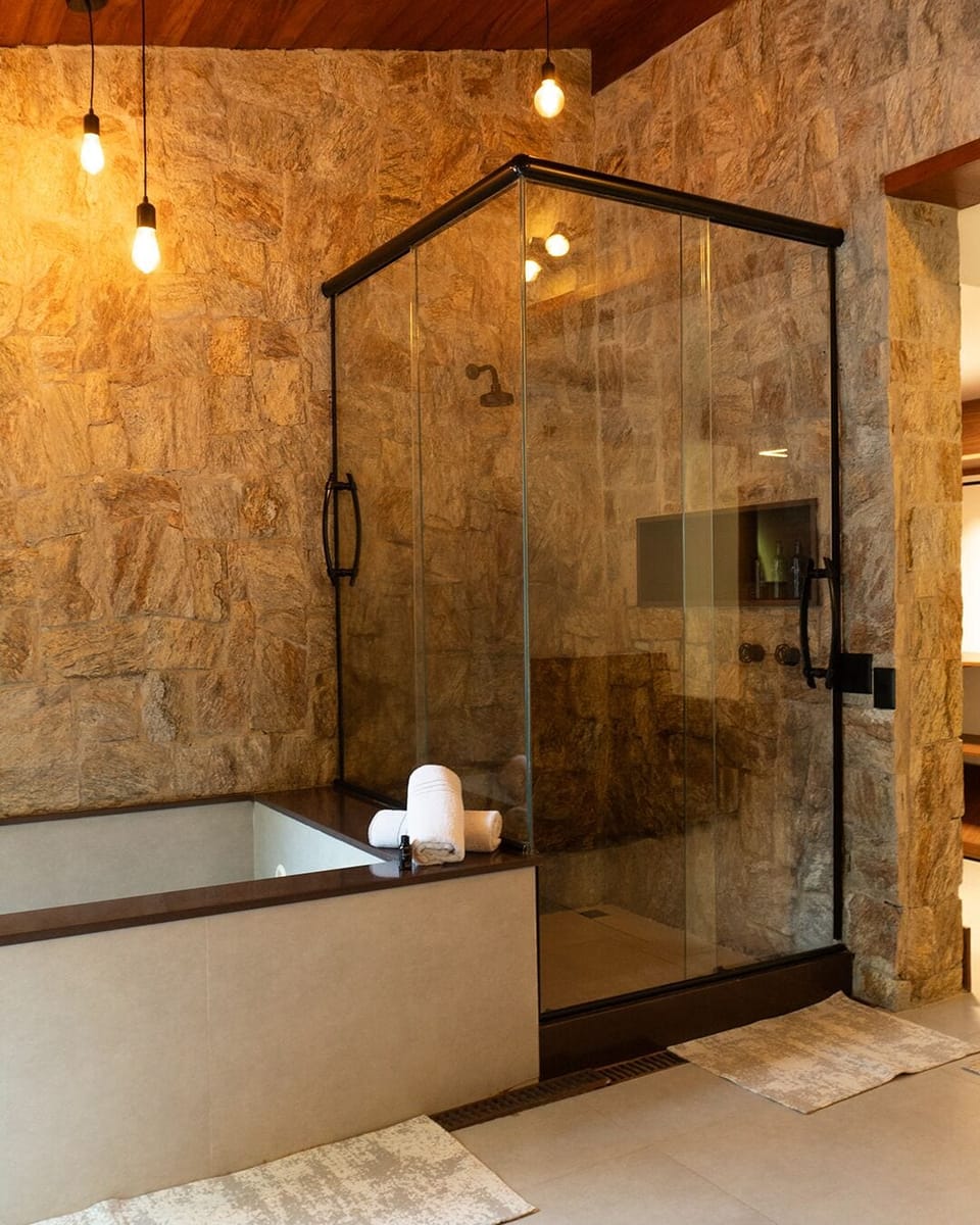 Suite | Bathroom | Shower, hair dryer, towels, soap