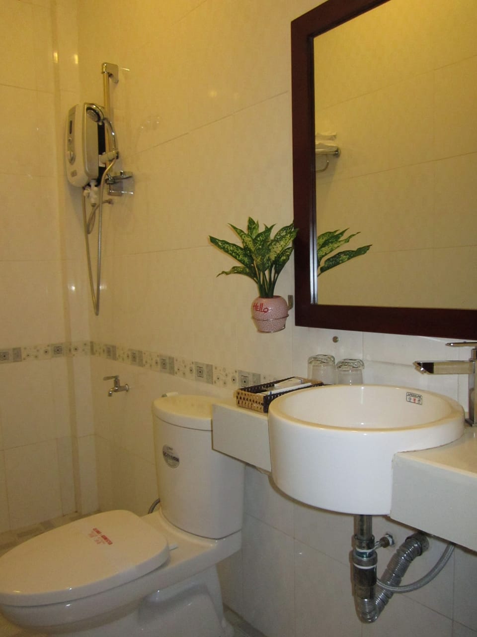 Shower, free toiletries, slippers, bidet