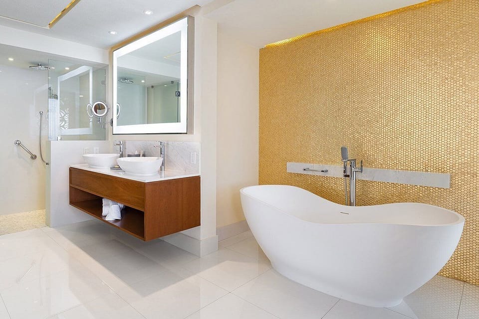 Bathroom/ tub/shower
