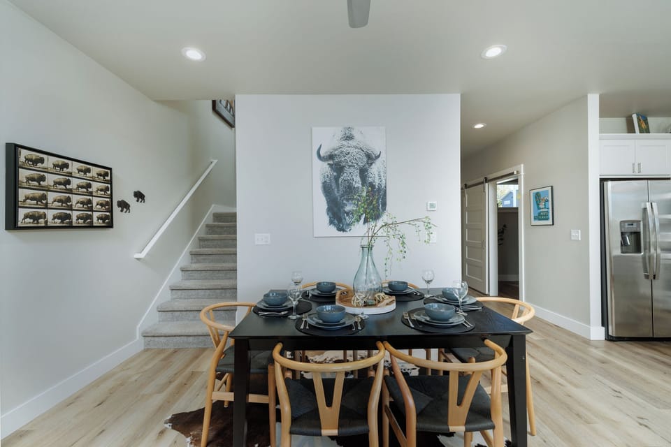 Seating for up to Six People | Main Level