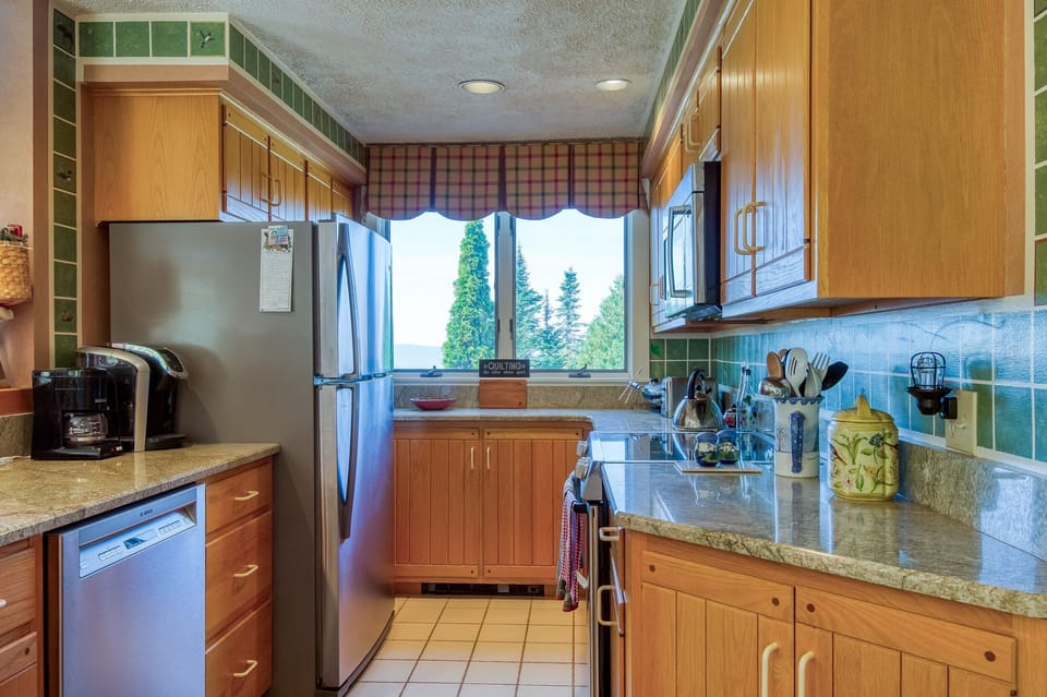 Fully Applianced Kitchen