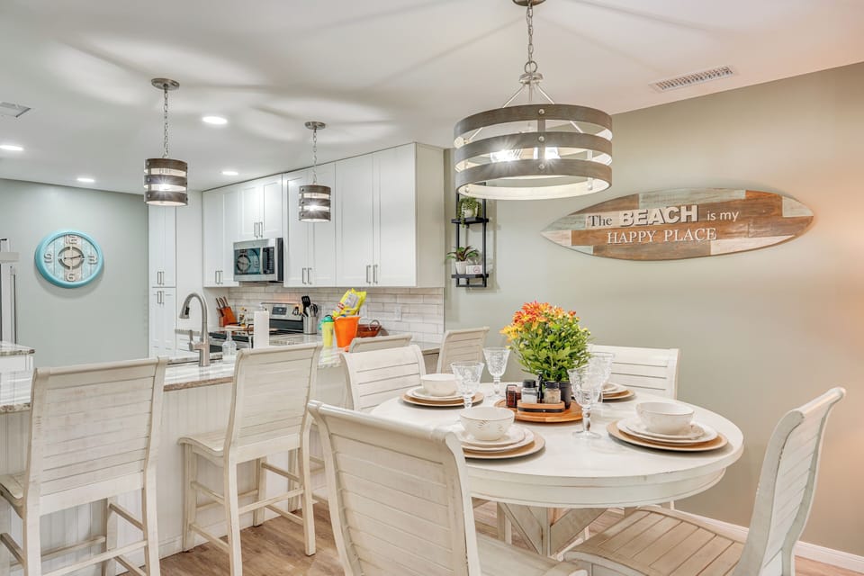Dining Area | Dishware & Flatware Provided