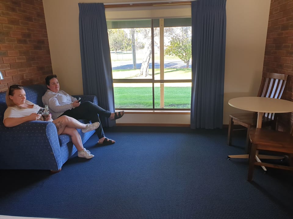 Double Room | Living area | 31-inch flat-screen TV with digital channels, Netflix, books