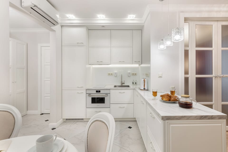 Full-size fridge, oven, stovetop, electric kettle