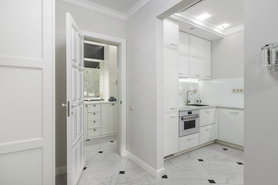 Full-size fridge, oven, stovetop, electric kettle