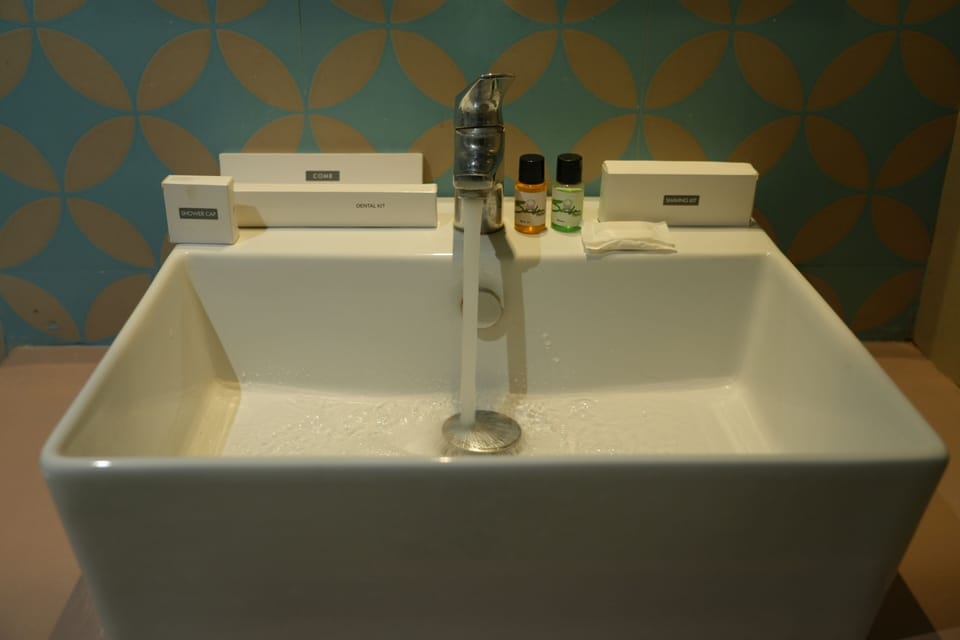 Deluxe Suite, Balcony, Pool View | Bathroom | Soap, shampoo, toilet paper