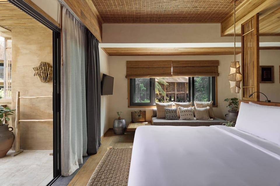 Grand Room, 1 King Bed, City View | Minibar, individually furnished, desk, laptop workspace