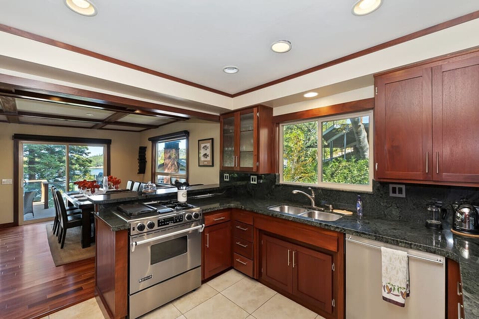 Stunning kitchen ready for your getaway - gas stove & stainless appliances