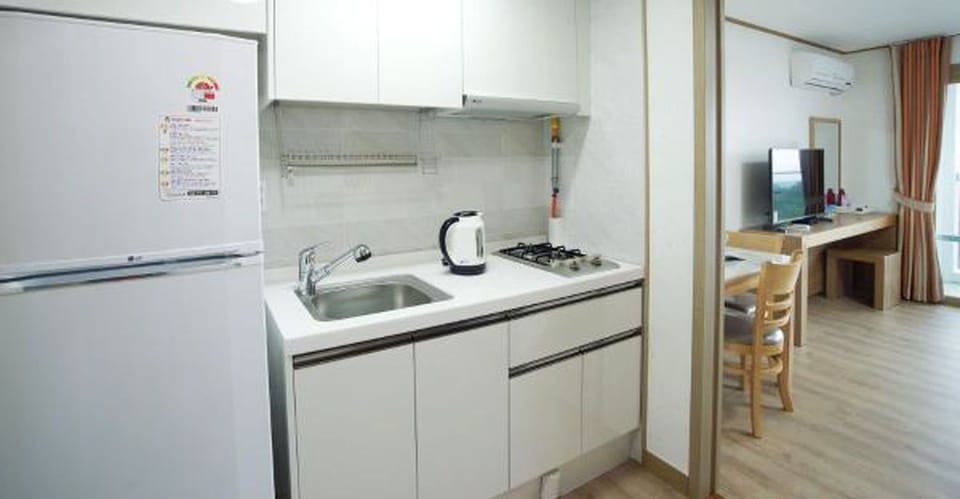 Deluxe Twin Room, Kitchen | Private kitchen | Full-size fridge, microwave, stovetop, cookware/dishes/utensils