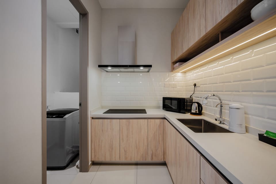 Full-size fridge, microwave, coffee/tea maker, electric kettle