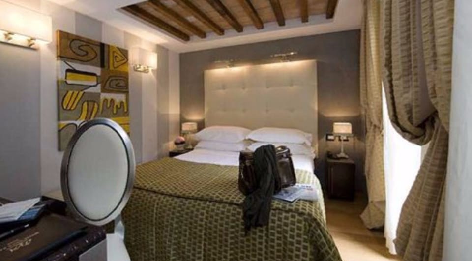 Double or Twin Room | Minibar, in-room safe, desk, soundproofing