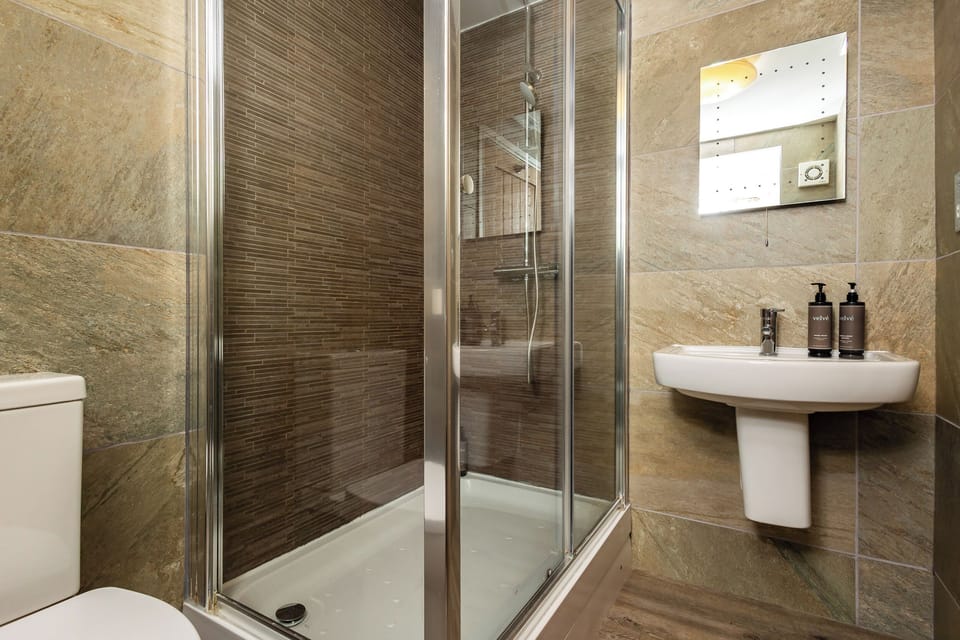 Single Room | Bathroom | Free toiletries, hair dryer, towels, toilet paper