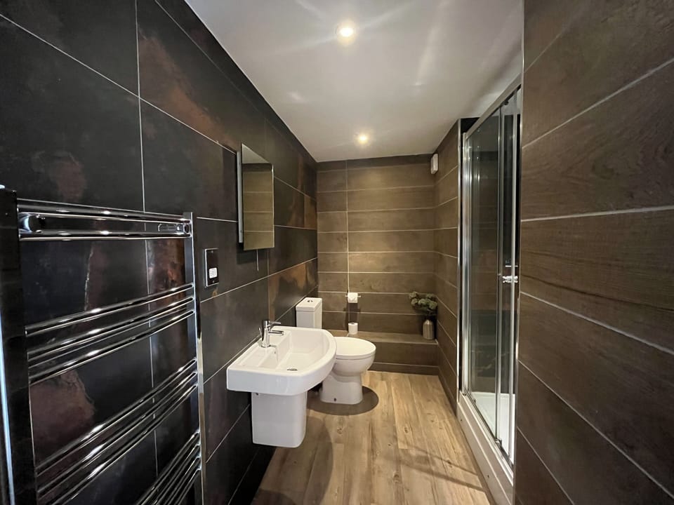 Comfortable Room | Bathroom | Free toiletries, hair dryer, towels, toilet paper