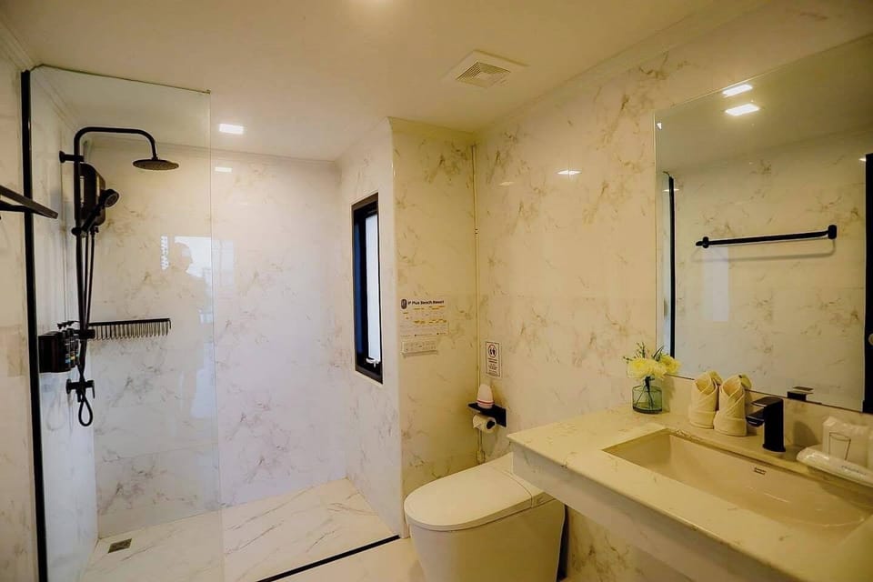 Superior Suite | Bathroom | Free toiletries, hair dryer, towels, soap