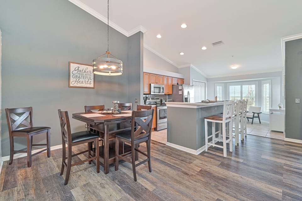 BT825 - Dining off the kitchen and additional seating at the breakfast bar. The dining table is extendable to seat six comfortably