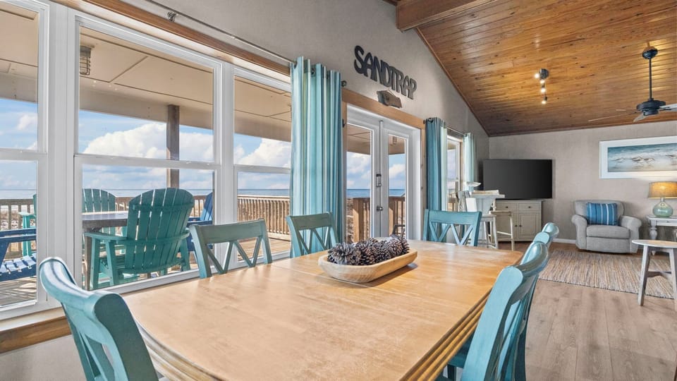 Sandtrap - Dining area with ocean views.