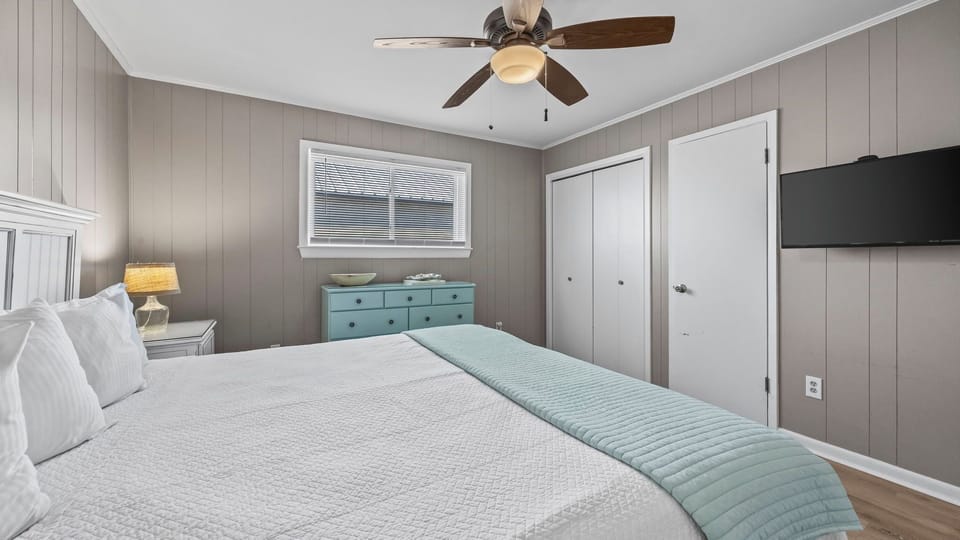 Sandtrap - Bedroom 2 with King bed & TV