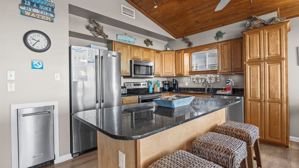 Sandtrap - Modern kitchen with granite island. Perfect for meal prep and casual dining.