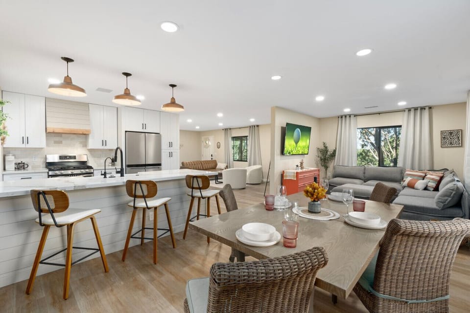 Living & Kitchen: Modern elegance with airy spaces and stylish furnishings!