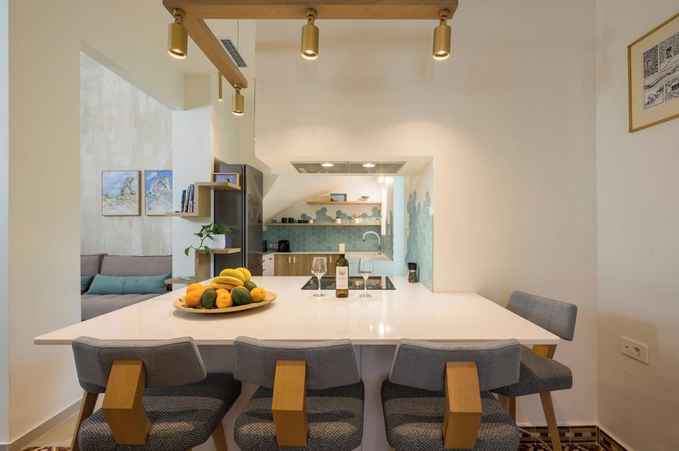 House, City View | In-room dining