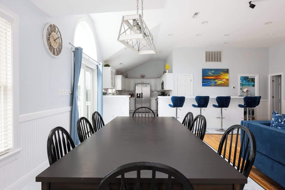 Dining Table (Seating for 8 People) w/ Views