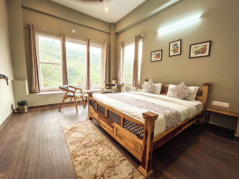 CORAL - River/Mountain View with Veranda | Soundproofing, free WiFi