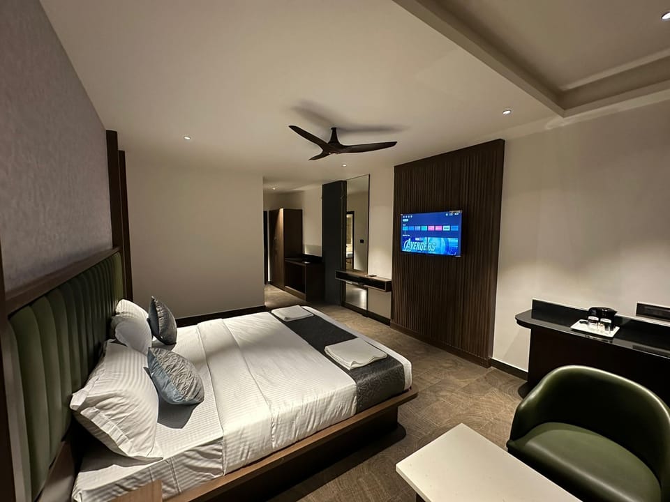 Executive Double Room | Desk, laptop workspace, free WiFi