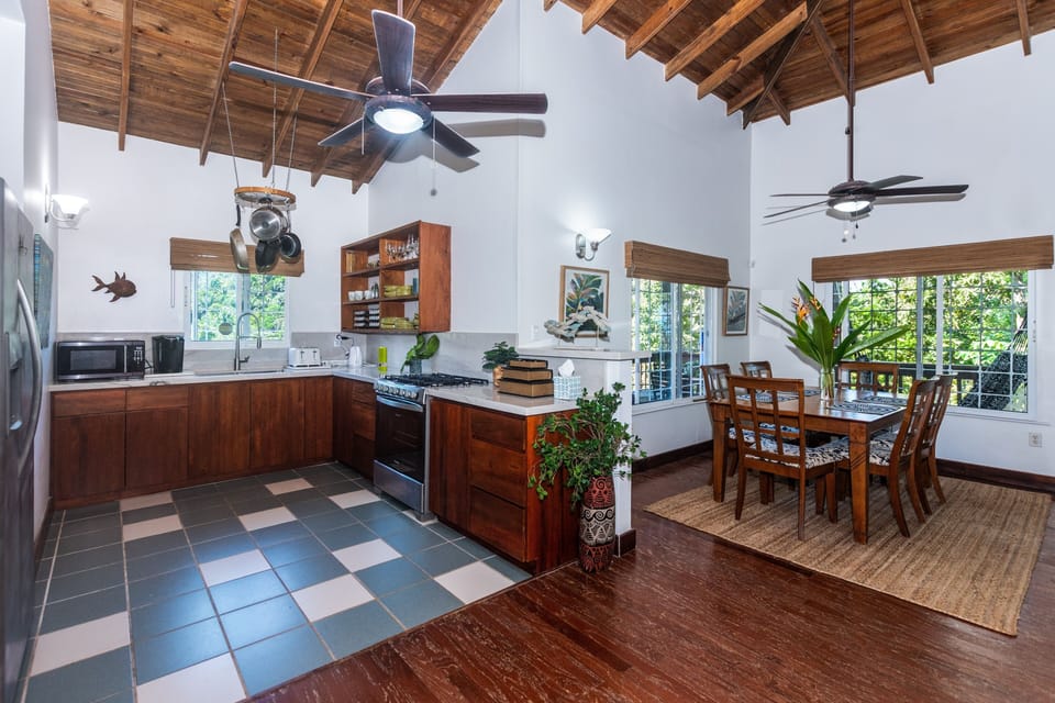 House, 2 Bedrooms | Private kitchen | Coffee/tea maker, fridge, toaster