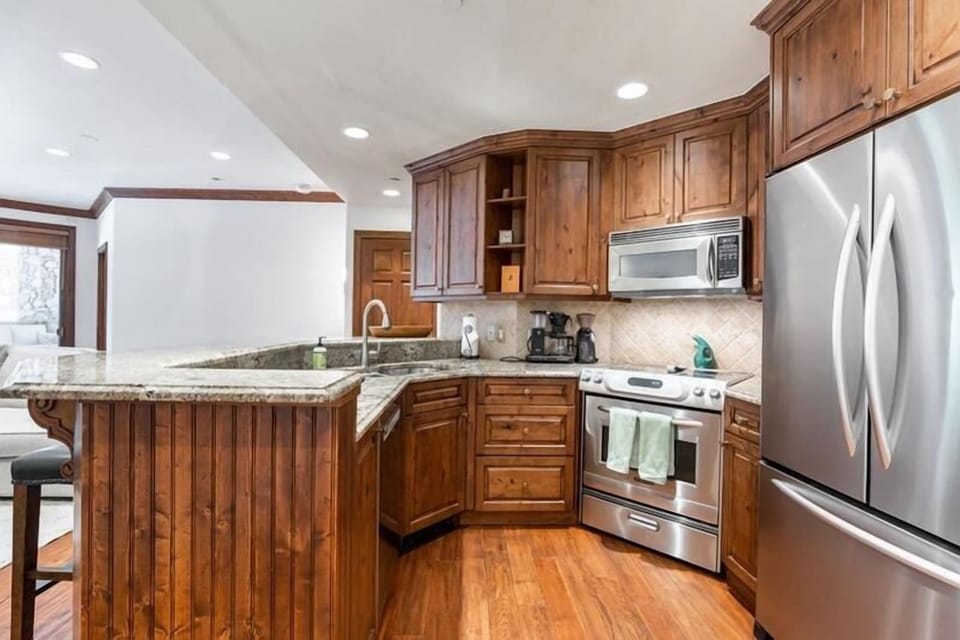 Condo, 2 Bedrooms | Private kitchen | Fridge, oven, coffee/tea maker, toaster