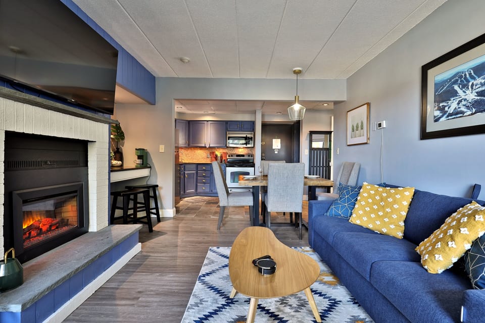 Condo, 1 Bedroom | Living area