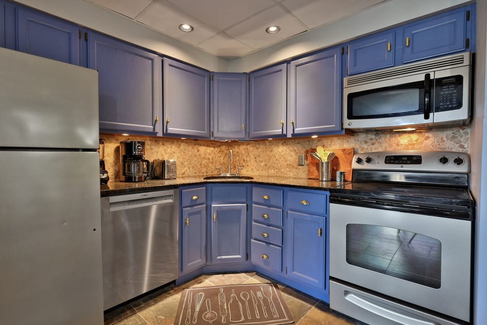 Condo, 1 Bedroom | Private kitchen