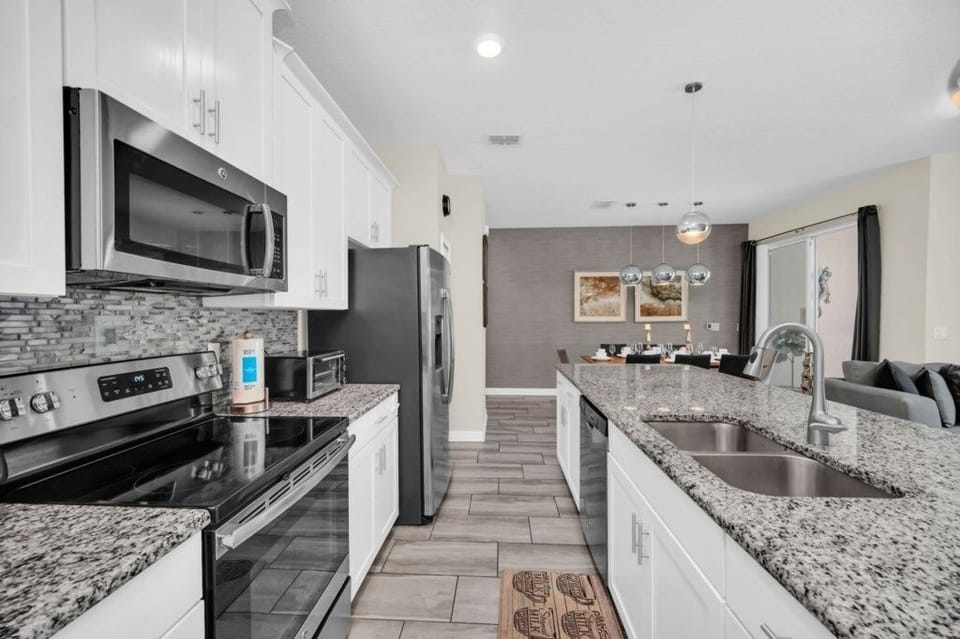 Townhome, 4 Bedrooms | Private kitchen