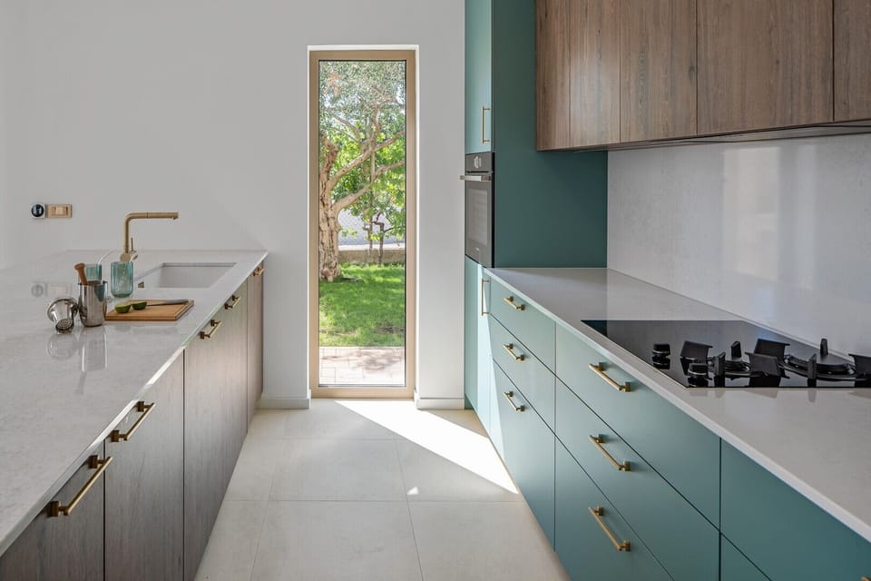 A fully equipped kitchen with all the needed amenities a modern guest needs for a comfortable stay
