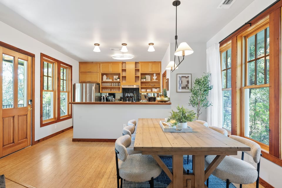 Comfort House, City View | In-room dining