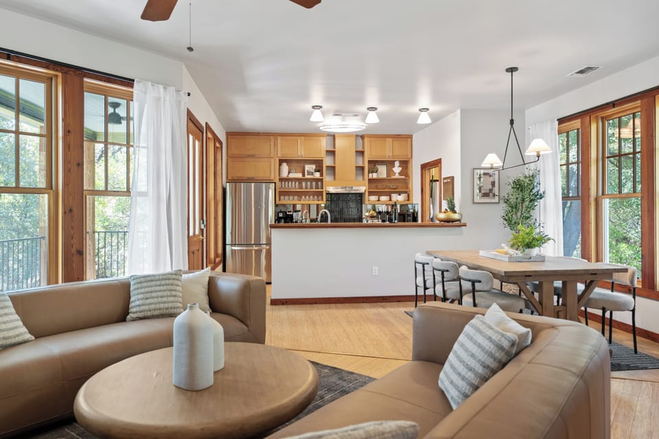 Comfort House, City View | Living area | TV