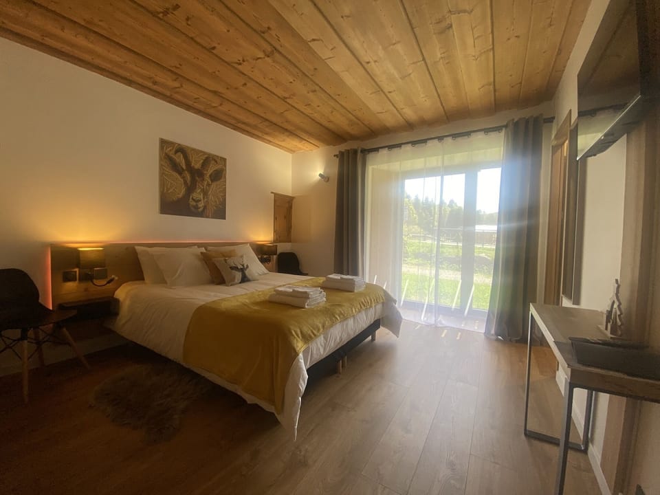 Double Room, Ensuite, Garden View | Free WiFi, bed sheets