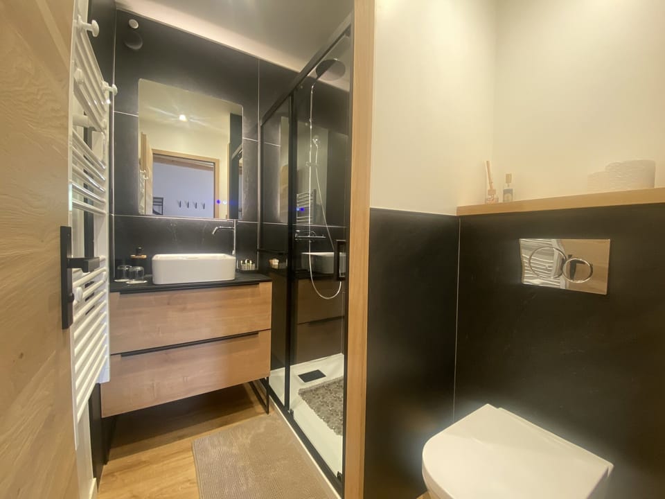 Double Room, Ensuite, Garden View | Free WiFi, bed sheets