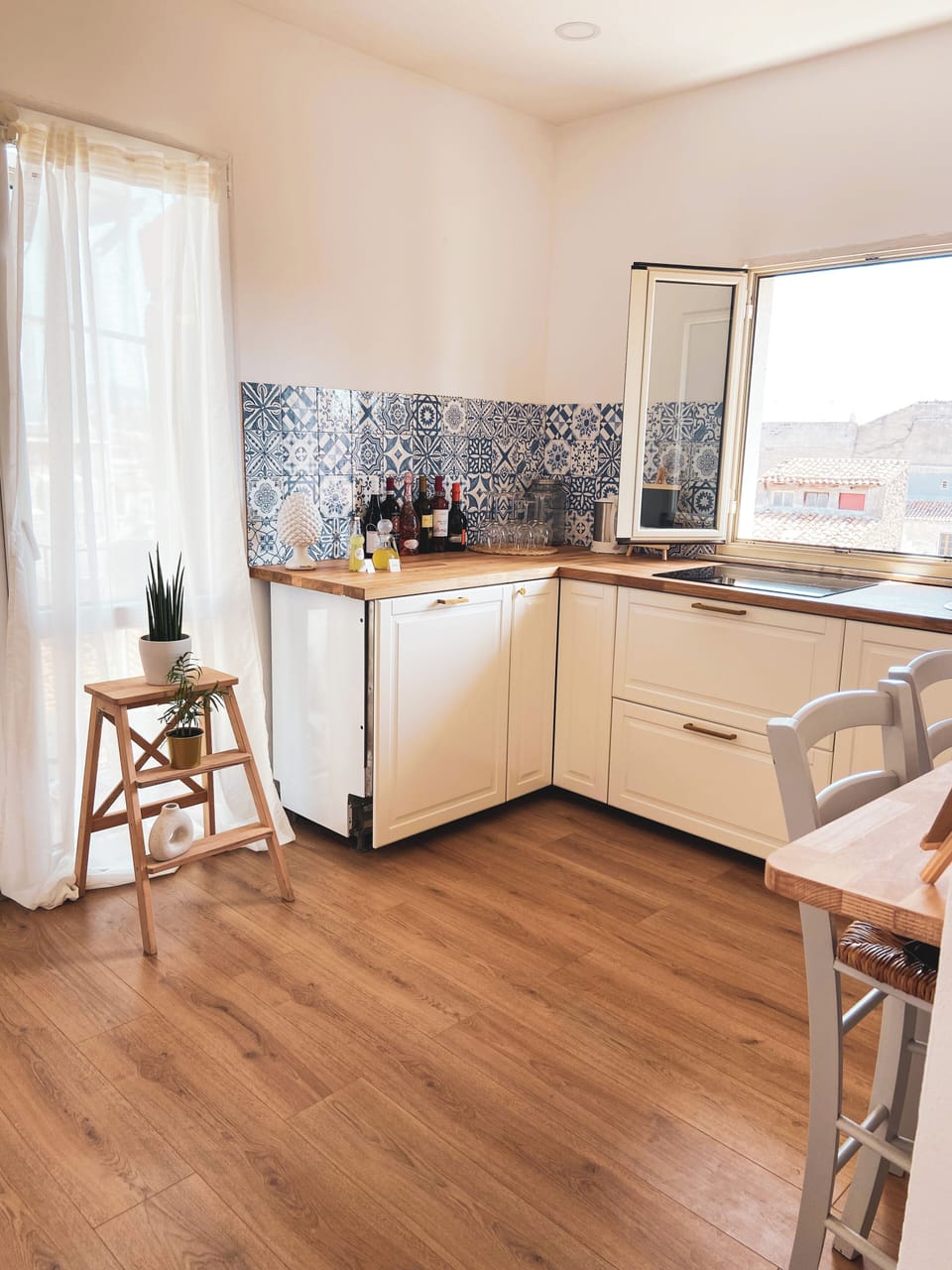 Mini-fridge, microwave, stovetop, dishwasher