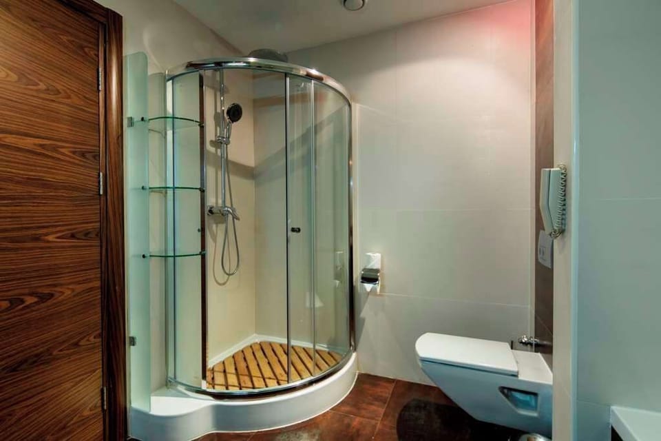 Combined shower/tub, free toiletries, towels, soap