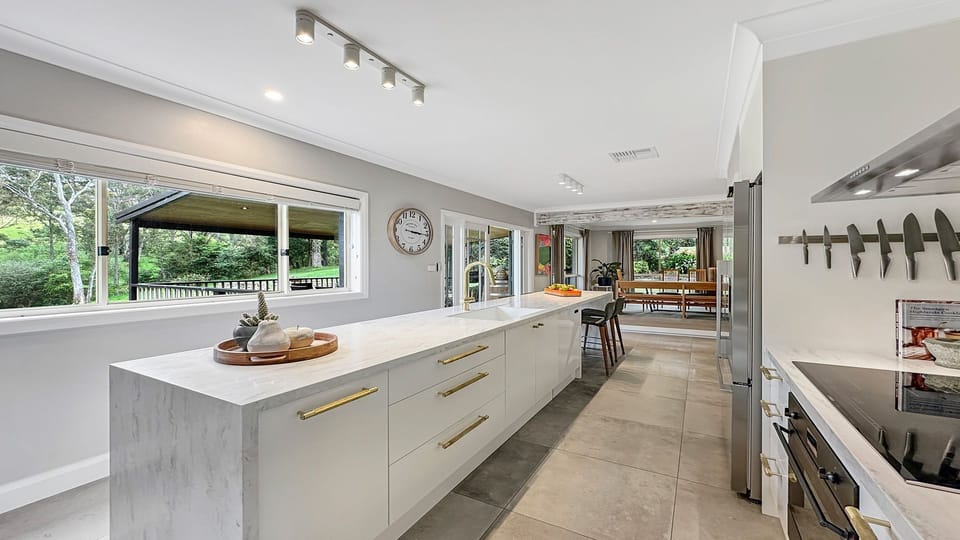 Mount Gibraltar Retreat | Chef's Kitchen | 3km to supermarkets