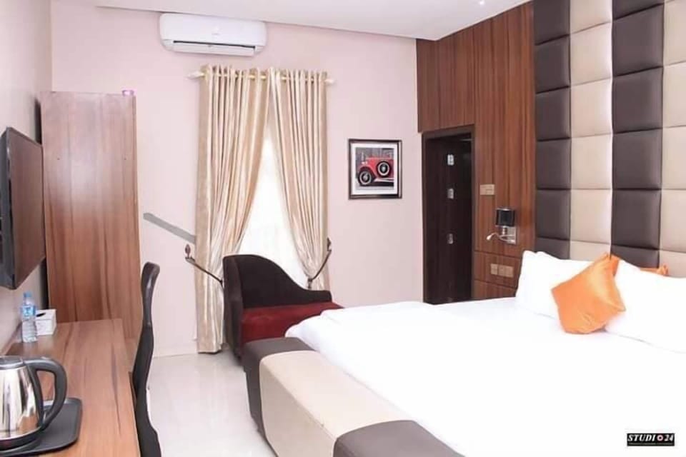 Deluxe Room, City View | Desk, laptop workspace, free WiFi